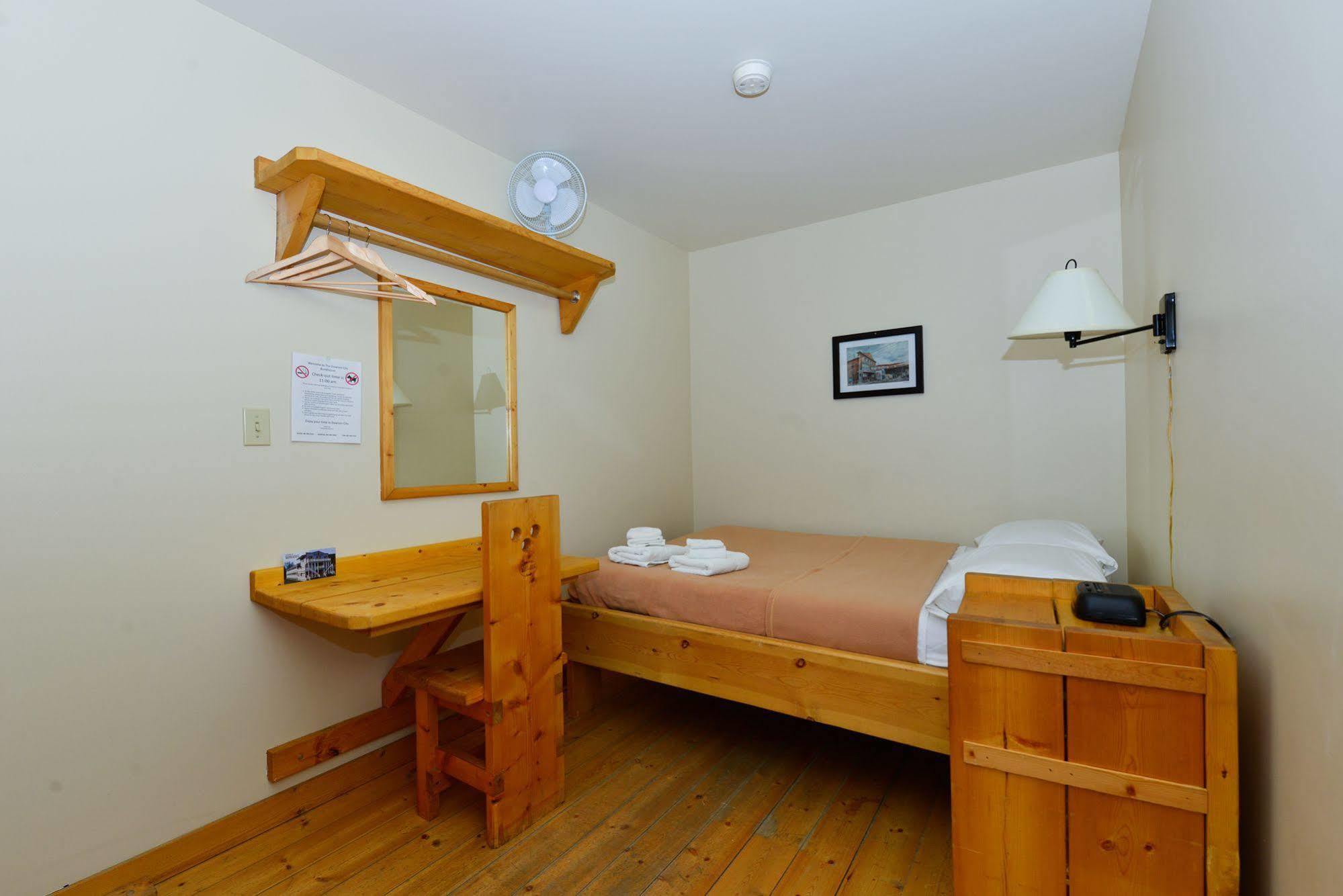 Hotel The Bunkhouse Dawson City Exterior foto